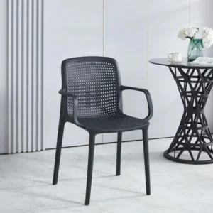 كرسي بلاستيك بذراعين مميزة - لون اسود