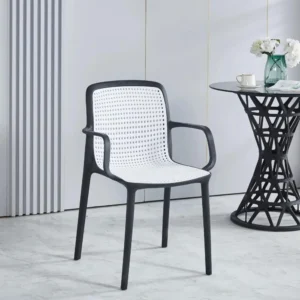 كرسي بلاستيك بذراعين مميزة - لون ابيض